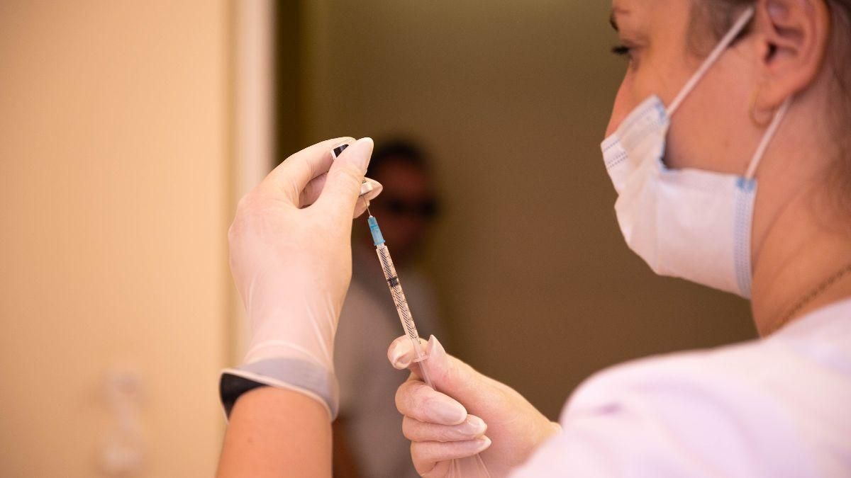 Вакцинированные украинцы получат привилегии, если будет новый локдаун, – Минздрав