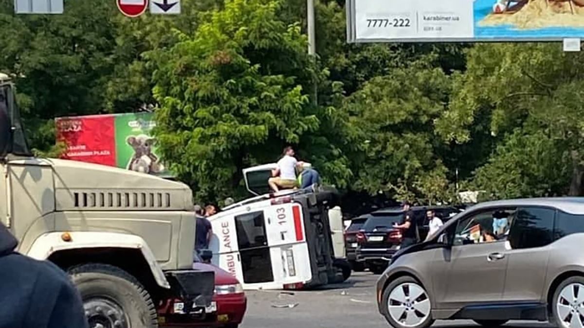 В Одесі швидка перекинулася після аварії з позашляховиком: відео з місця - Україна новини - 24 Канал