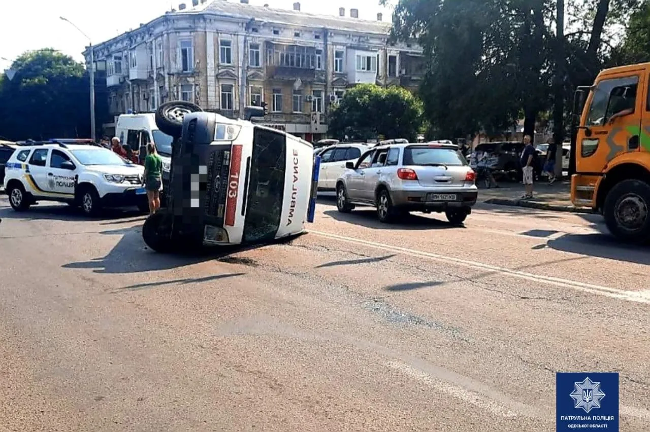 В Одесі перекинулося авто швидкої допомоги