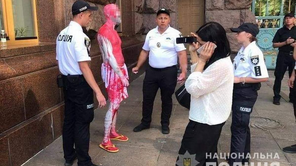 Чоловіка, який залив фарбою флагшток у Києві, підозрюють у хуліганстві - Київ Чоловіка, який залив фарбою флагшток у Києві, підозрюють у хуліганстві - Київ