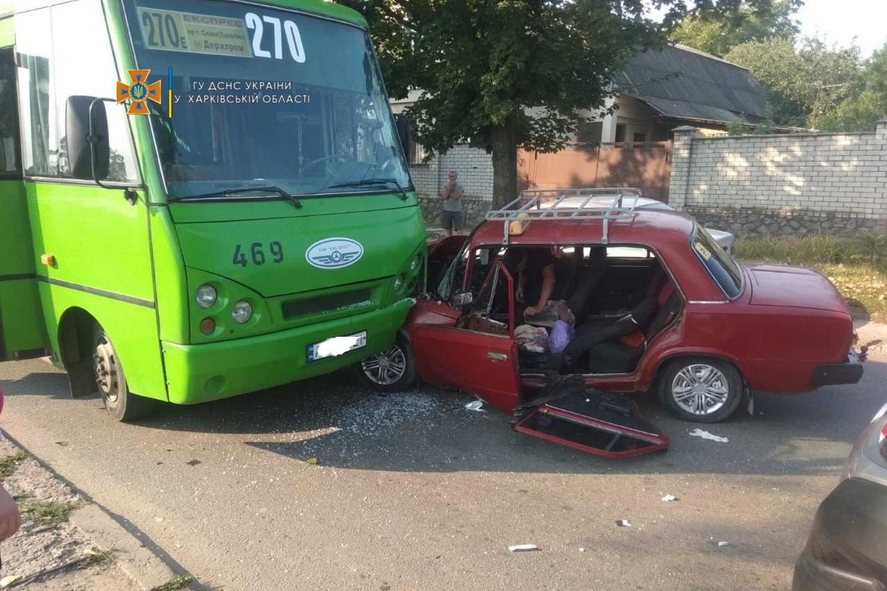 В Харькове легковушка влетела в пассажирский автобус: фото с места происшествия