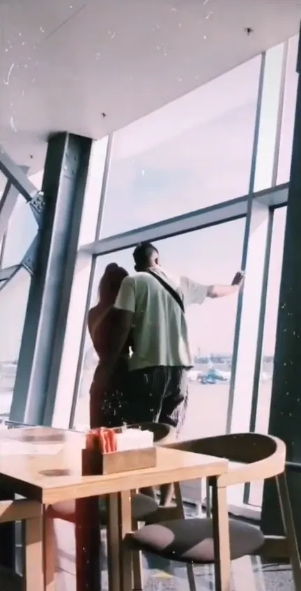 Ксенія Мішина та Олександр Еллерт в аеропорту Ксенія Мішина та Олександр Еллерт в аеропорту