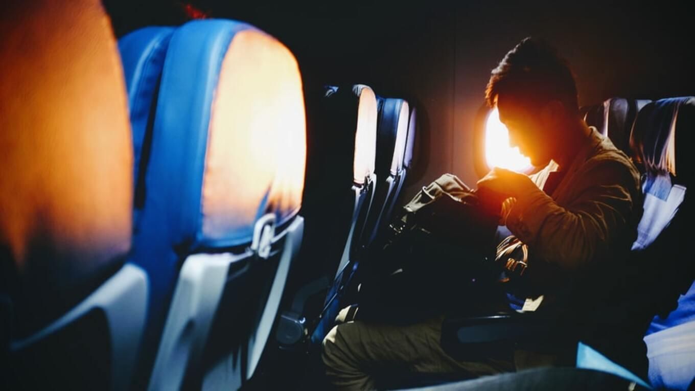 У США на борту літака спалахнув телефон пасажира - новини мобільних телефонів - 24 Канал