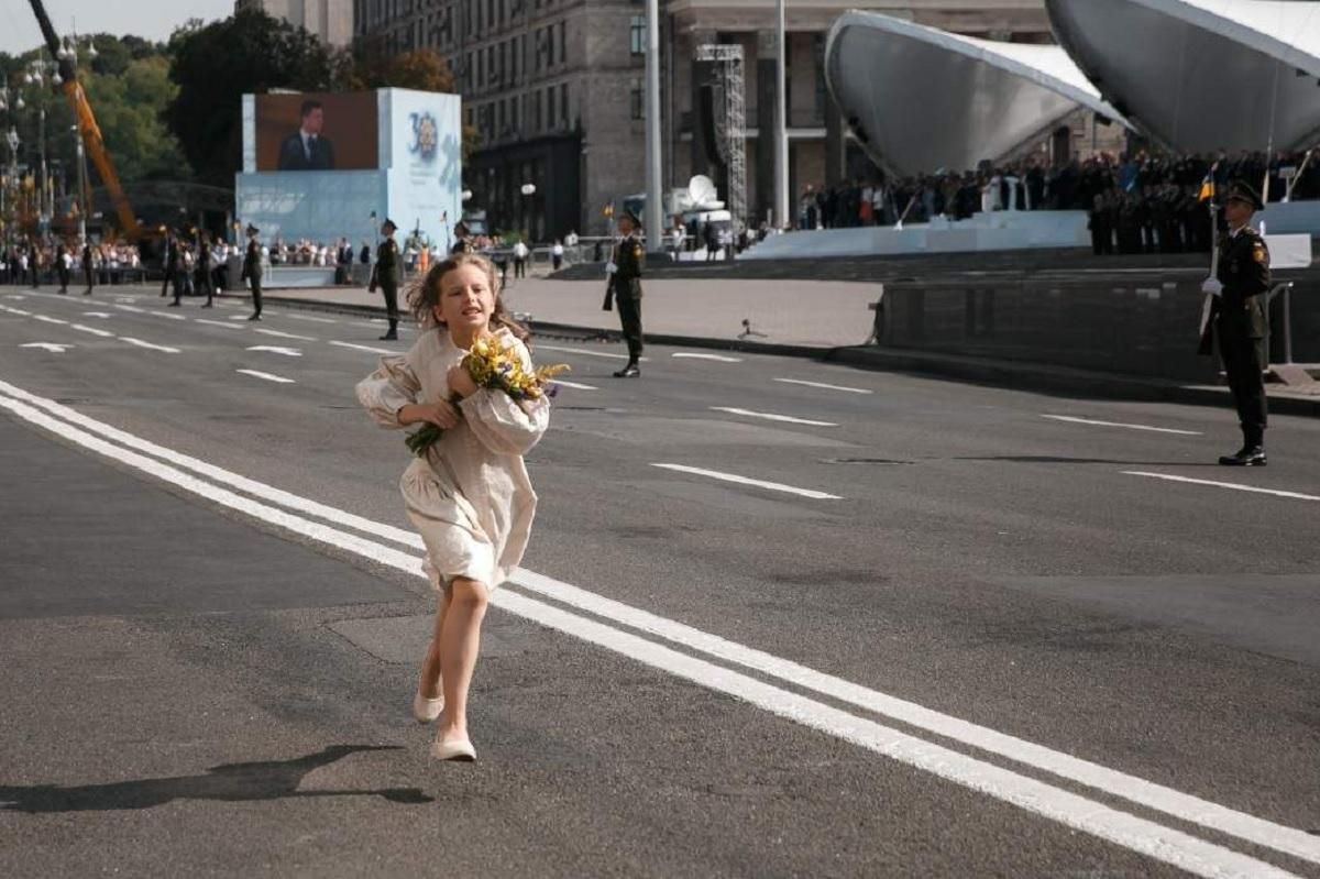 Юна українка розчулила всіх на параді до Дня Незалежності: що відомо про дівчинку - Новини Києва - 24 Канал