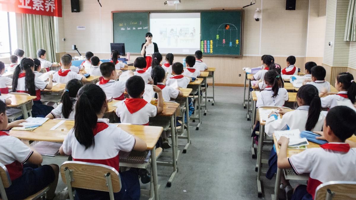 У Китаї ввели для всіх учнів та студентів предмет "Думки Сі Цзіньпіна" - Освіта