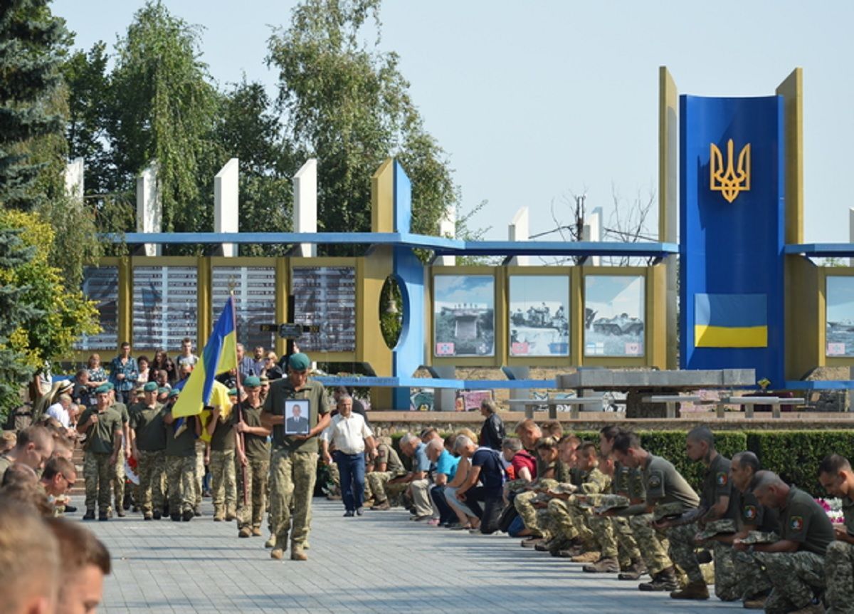 У Миколаєві попрощалися з 21-річним Юрієм Михайловим, якого смертельно поранив окупант - Україна новини - 24 Канал У Миколаєві попрощалися з 21-річним Юрієм Михайловим, якого смертельно поранив окупант - Україна новини - 24 Канал