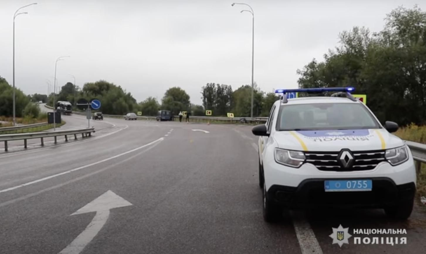 На Ровненщине микроавтобус наехал на отбойник: 2 пассажира погибли на месте – видео 18+