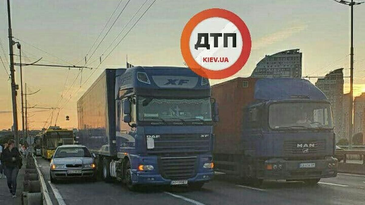 Люди йдуть пішки: у Києві на мосту через ДТП заблокувано рух тролейбусів - Київ Люди йдуть пішки: у Києві на мосту через ДТП заблокувано рух тролейбусів - Київ