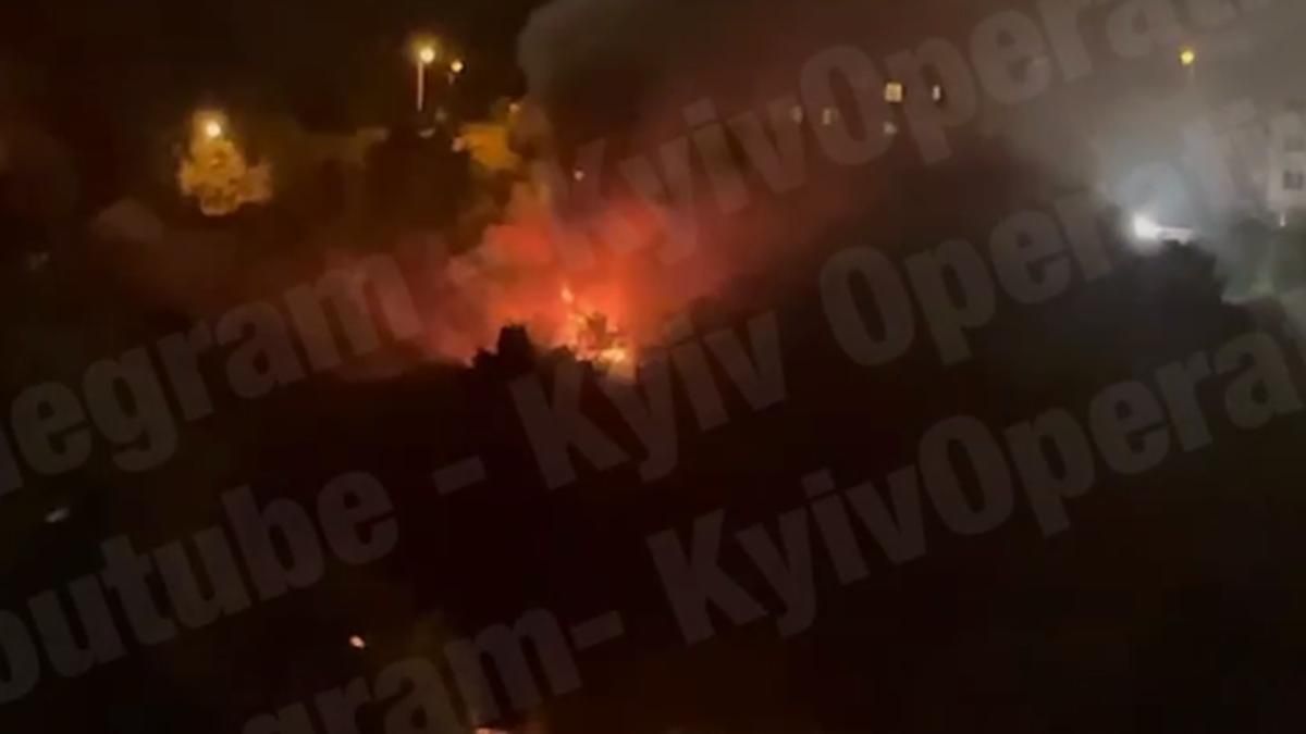 На Позняках в Киеве масштабно горел частный дом: ужасное видео