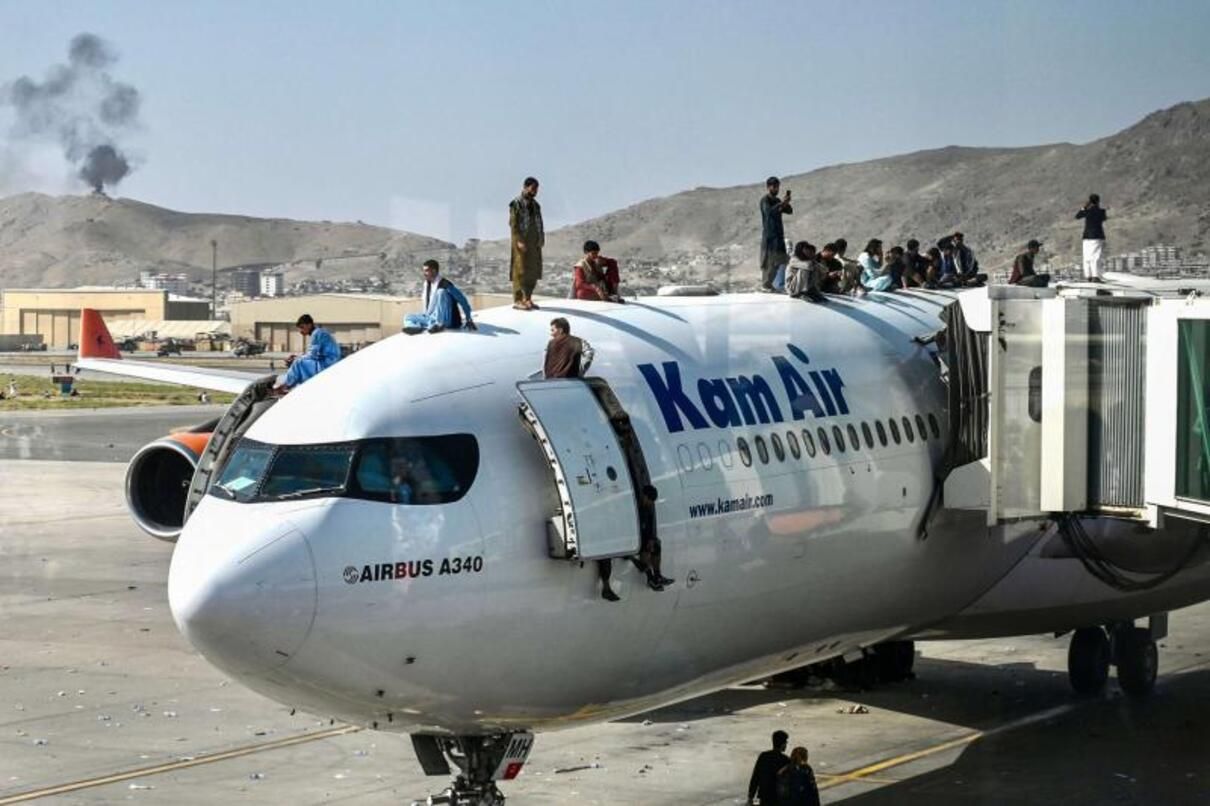 Загроза теракту в аеропорті у Кабулі: низка країн закликали громадян не відвідувати летовище - 24 Канал