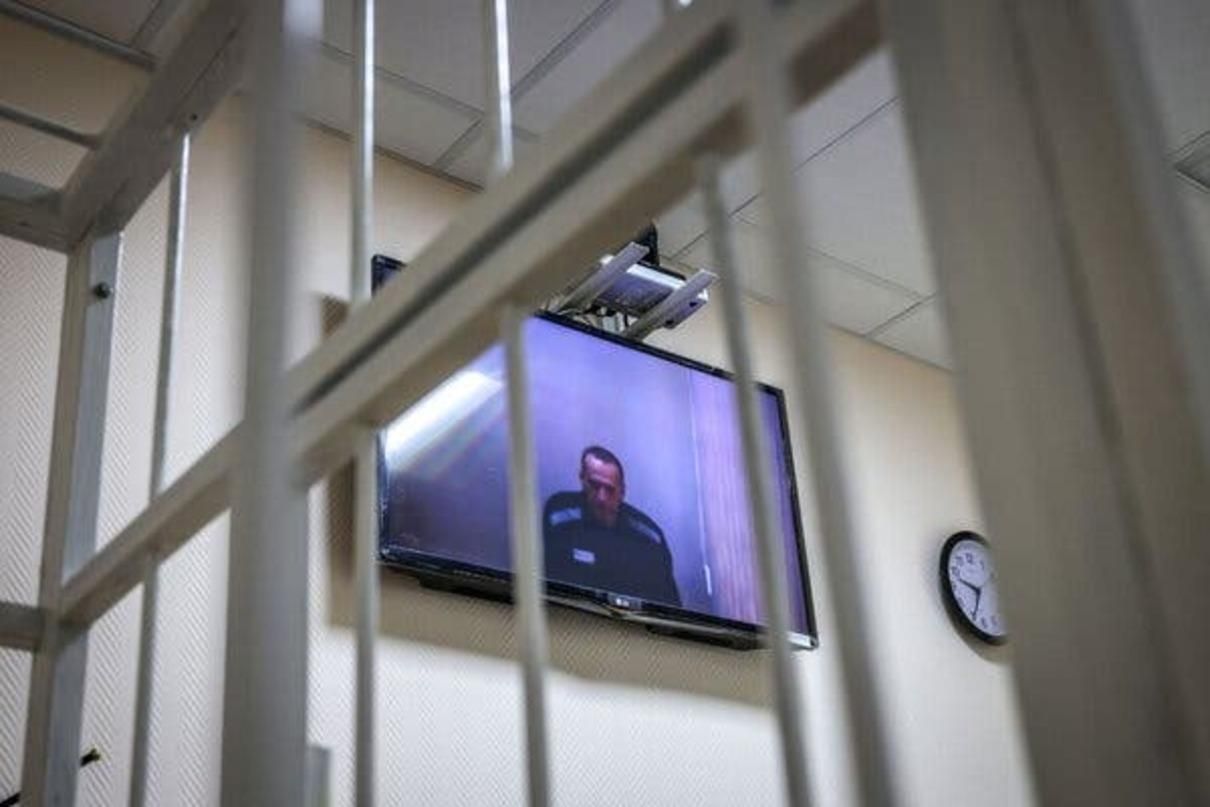 Безжалісне перевиховання: Навальний у в’язниці змушений дивитися державне телебачення по 8 годин - Росія новини - 24 Канал