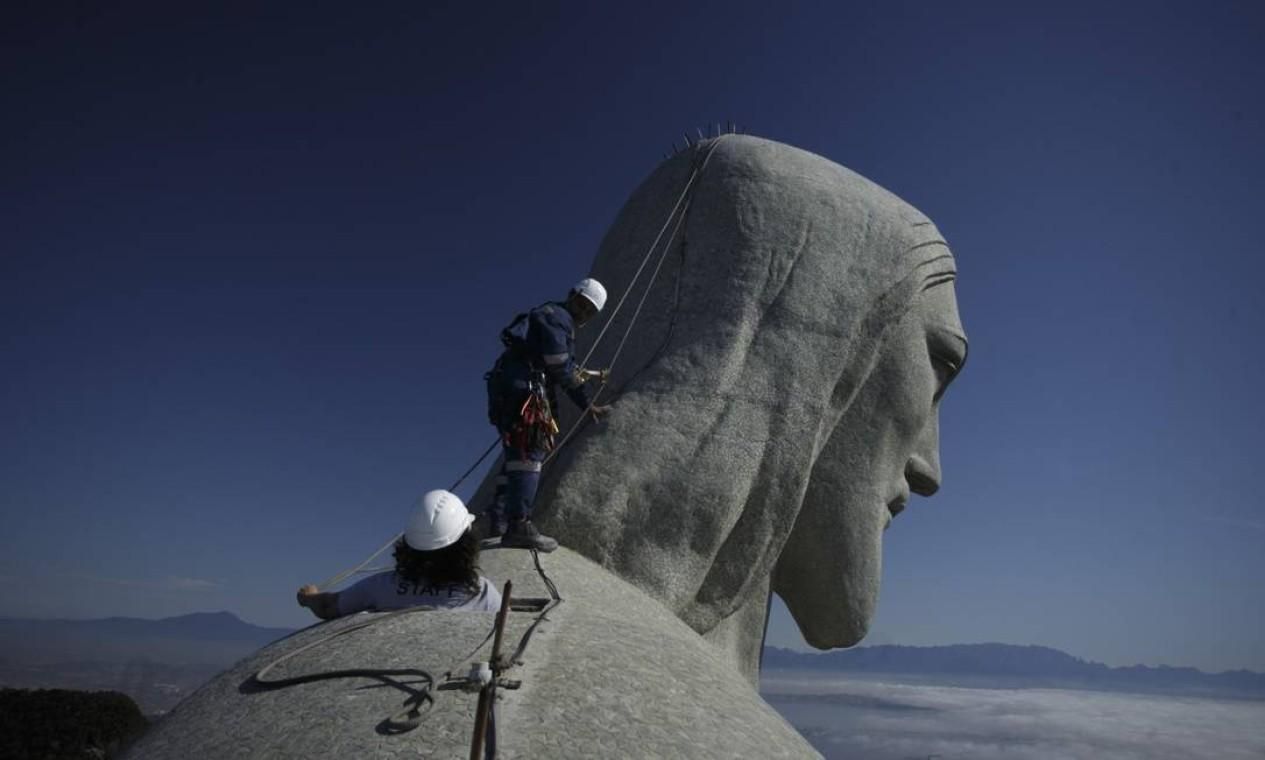 В Рио-де-Жанейро мужчины забрались на вершину статуи Иисуса Христа