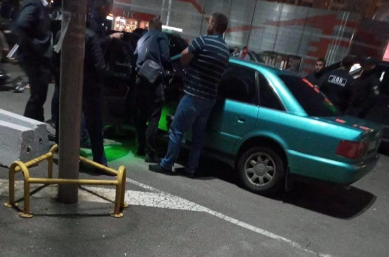 Во Львове эксперта-криминалиста поймали на взятке: фото и видео с места происшествия Во Львове эксперта-криминалиста поймали на взятке: фото и видео с места происшествия