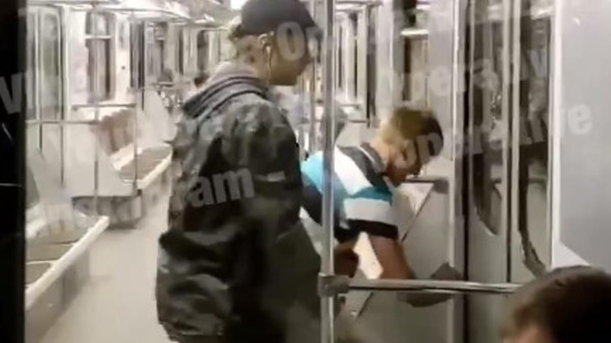 В Киеве пьяные подростки разрисовали вагон в метро: пассажирам было безразлично