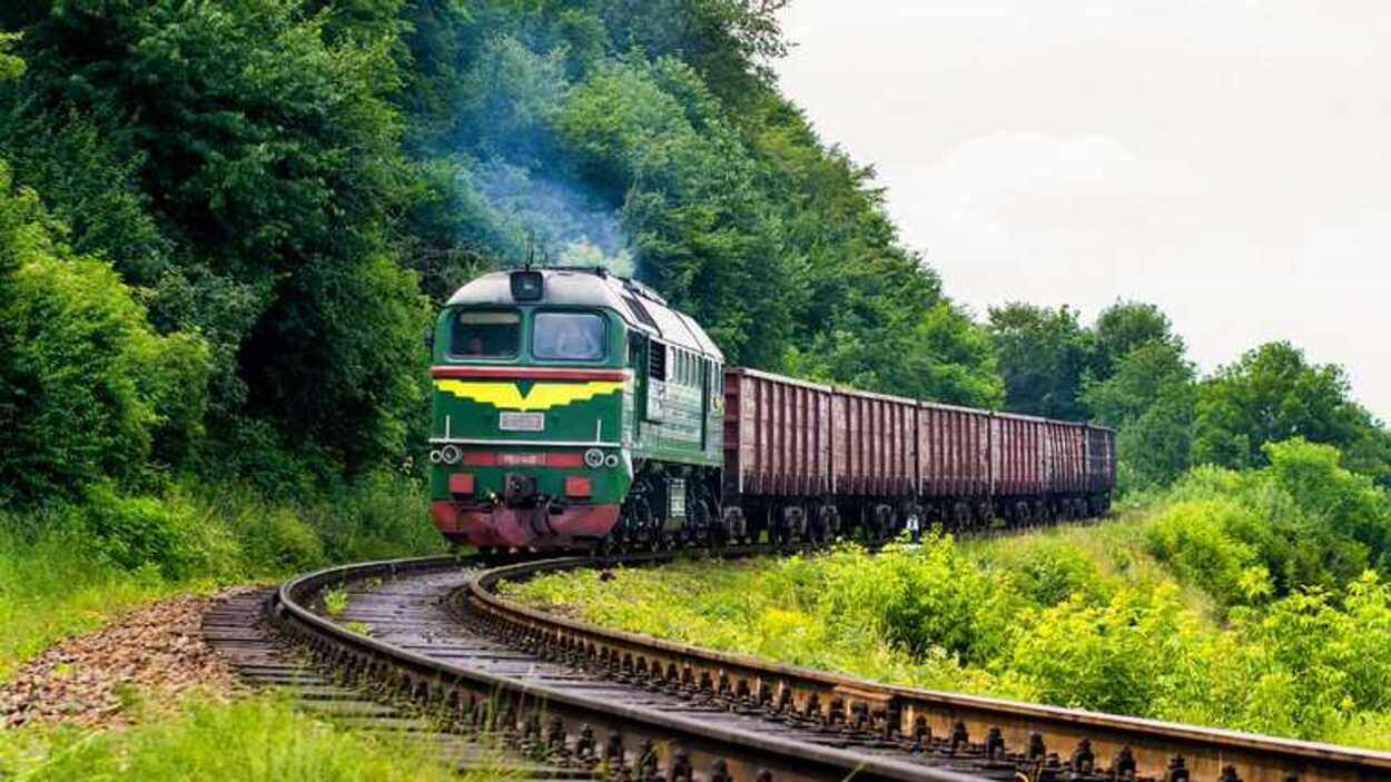 На Львовщине с пути сошел грузовой поезд: пассажирские поезда задерживаются