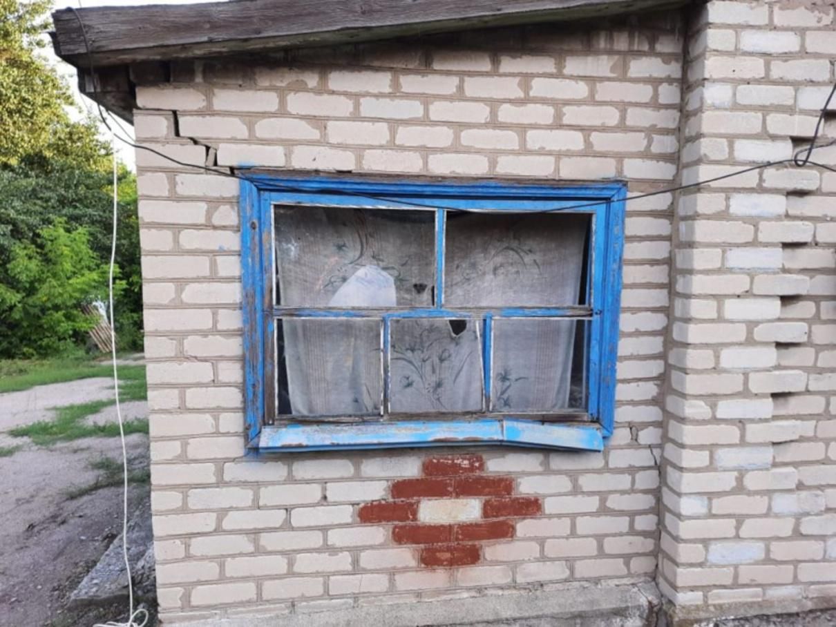 На Донбассе боевики обстреляли жилой сектор Травневого: фотодоказательства преступления