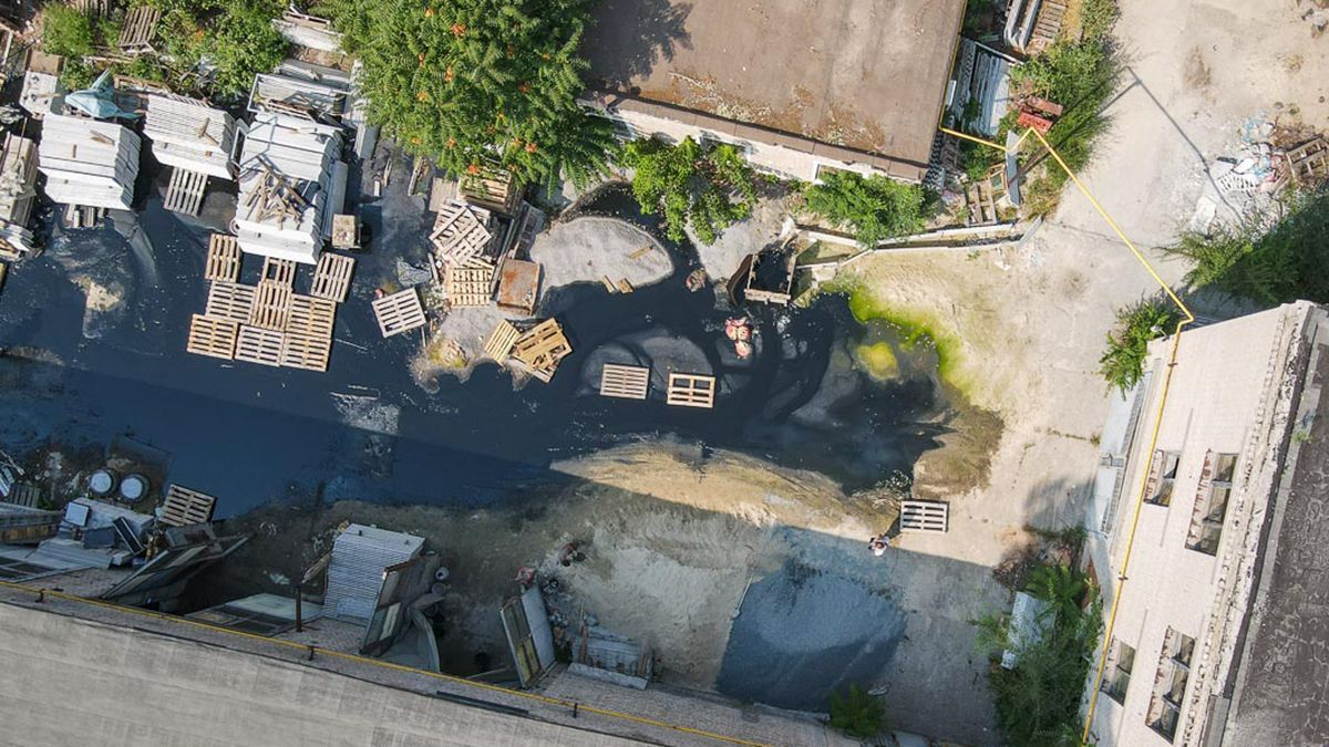 В Днепре 2 недели заливает нечистотами улицу: через вонь люди увольняются с предприятия рядом В Днепре 2 недели заливает нечистотами улицу: через вонь люди увольняются с предприятия рядом