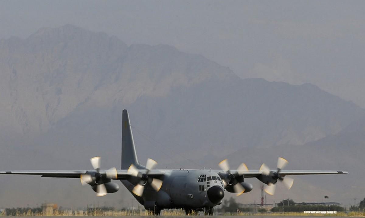 Итальянский самолет попал под обстрел в Кабуле: на борту – почти сотня человек