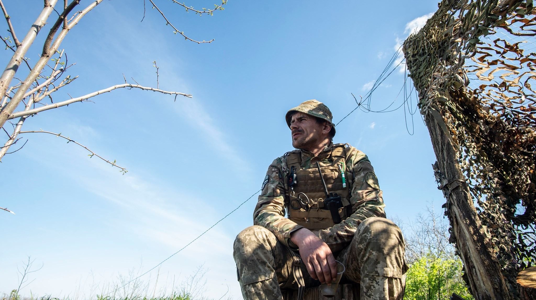 Телефонують коханим та читають: унікальні кадри з життя українських бійців на фронті - Новини Донецька - 24 Канал Телефонують коханим та читають: унікальні кадри з життя українських бійців на фронті - Новини Донецька - 24 Канал