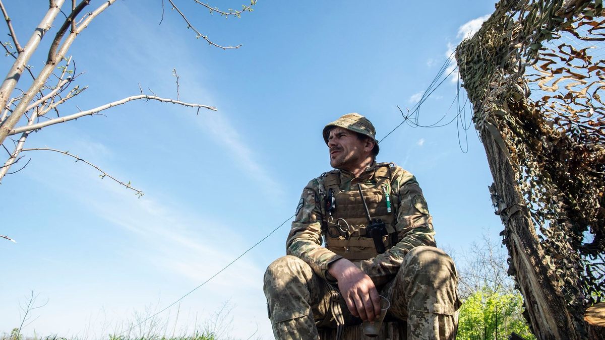 Звонят любимым и читают: уникальные кадры из жизни украинских бойцов на фронте