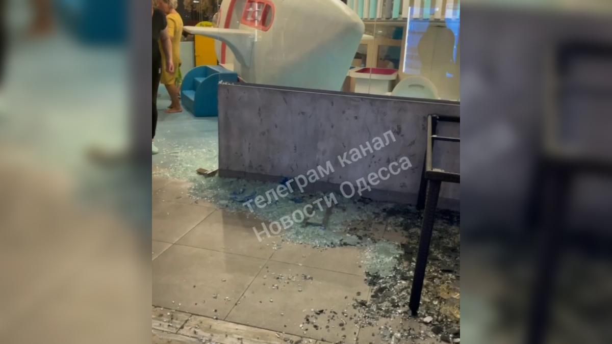 Впали скляні двері дитячої кімнати ресторану в Одесі: постраждав 3-річний малюк - Україна новини - 24 Канал