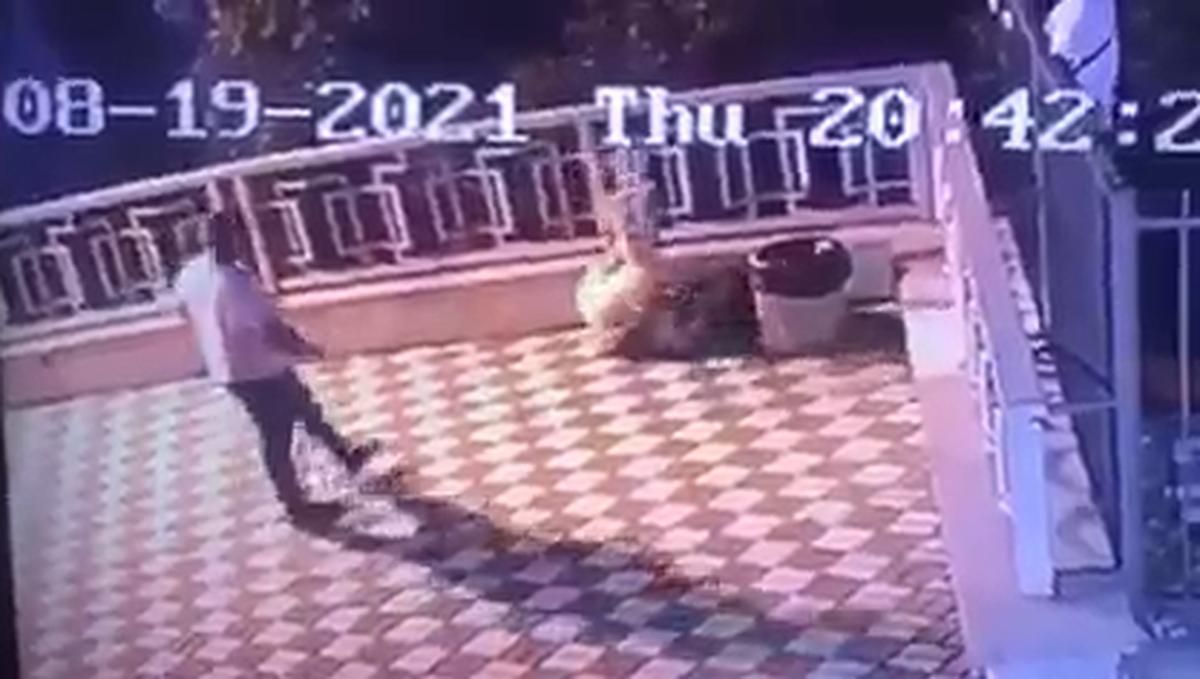 На Русанівці у Києві керівник ОСББ ледве не вбив підлітка, який переліз через паркан ЖК - Київ На Русанівці у Києві керівник ОСББ ледве не вбив підлітка, який переліз через паркан ЖК - Київ