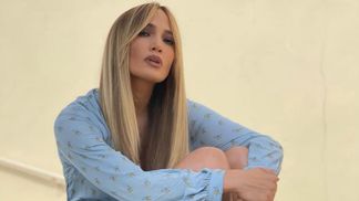 Дженнифер Лопес соединила молочную шубу с меховыми сабо: дерзкие фото