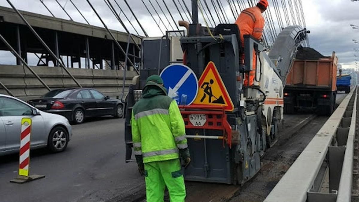 В Киеве из-за ремонтных работ остановилось движение по Южному мосту: образовалась пробка