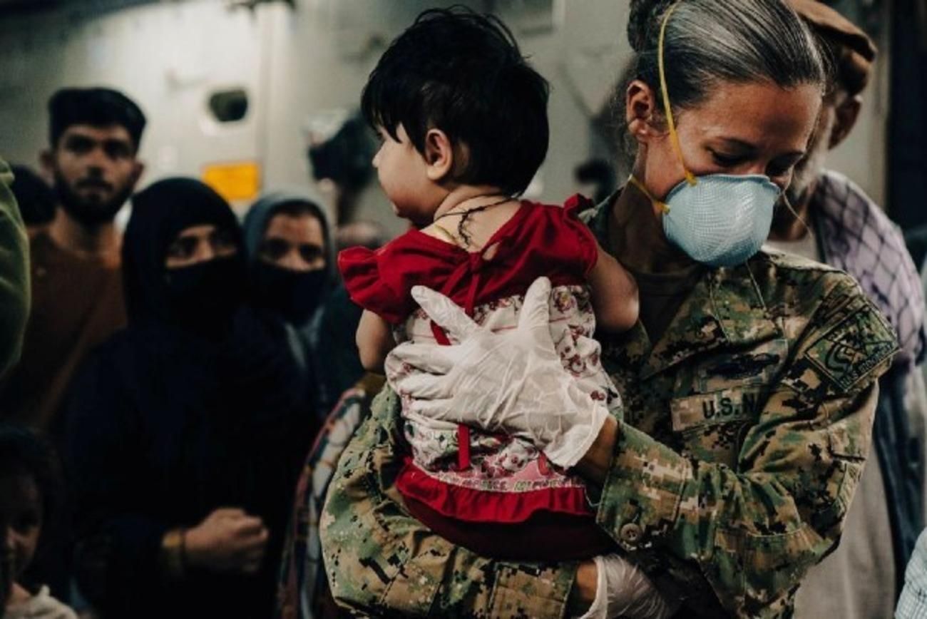 "Она умирала у меня на руках": 5-летняя девочка погибла на глазах переводчика в Кабуле "Она умирала у меня на руках": 5-летняя девочка погибла на глазах переводчика в Кабуле
