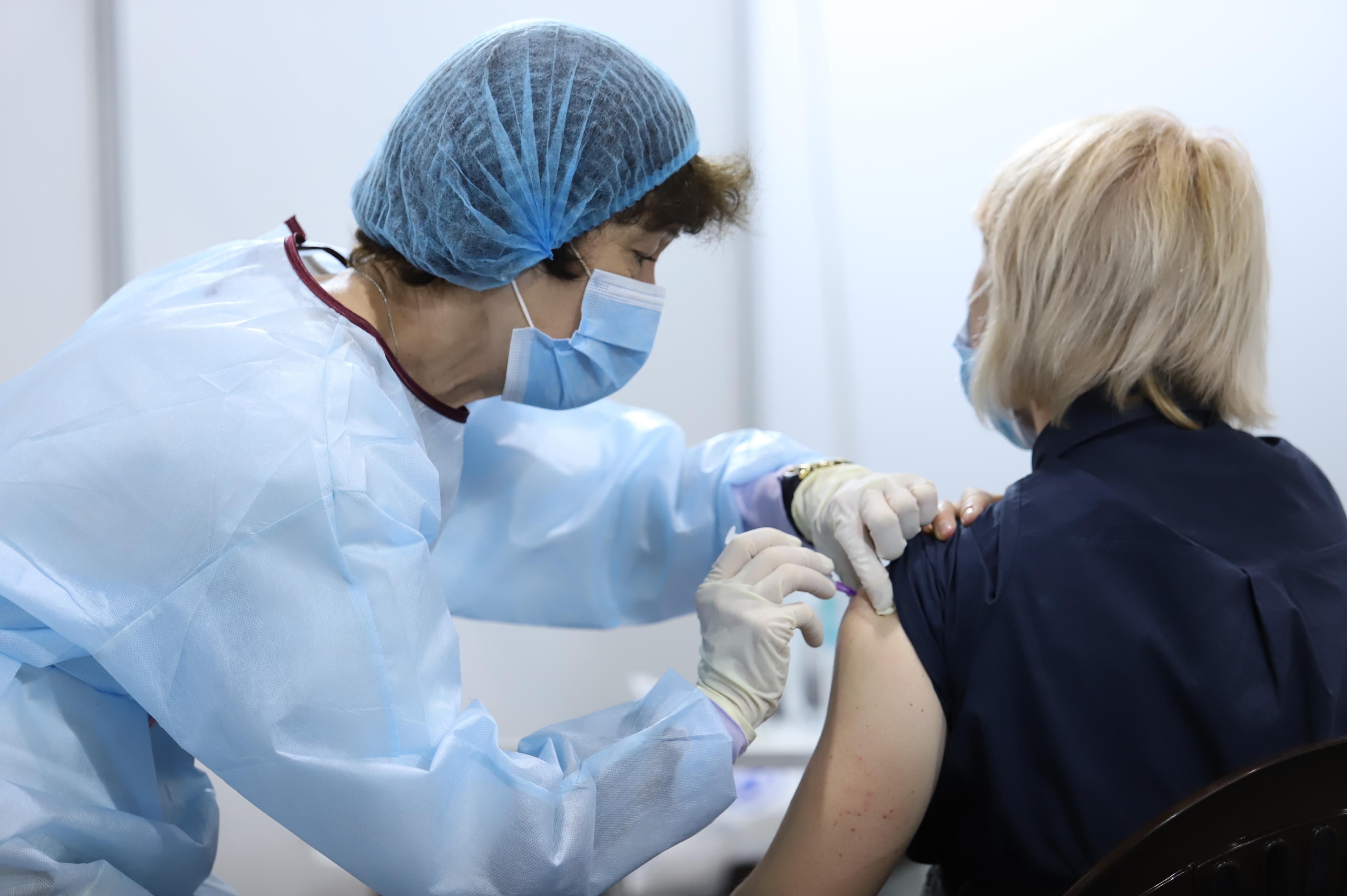 В Киеве уже более полумиллиона человек получили две дозы вакцины от COVID-19