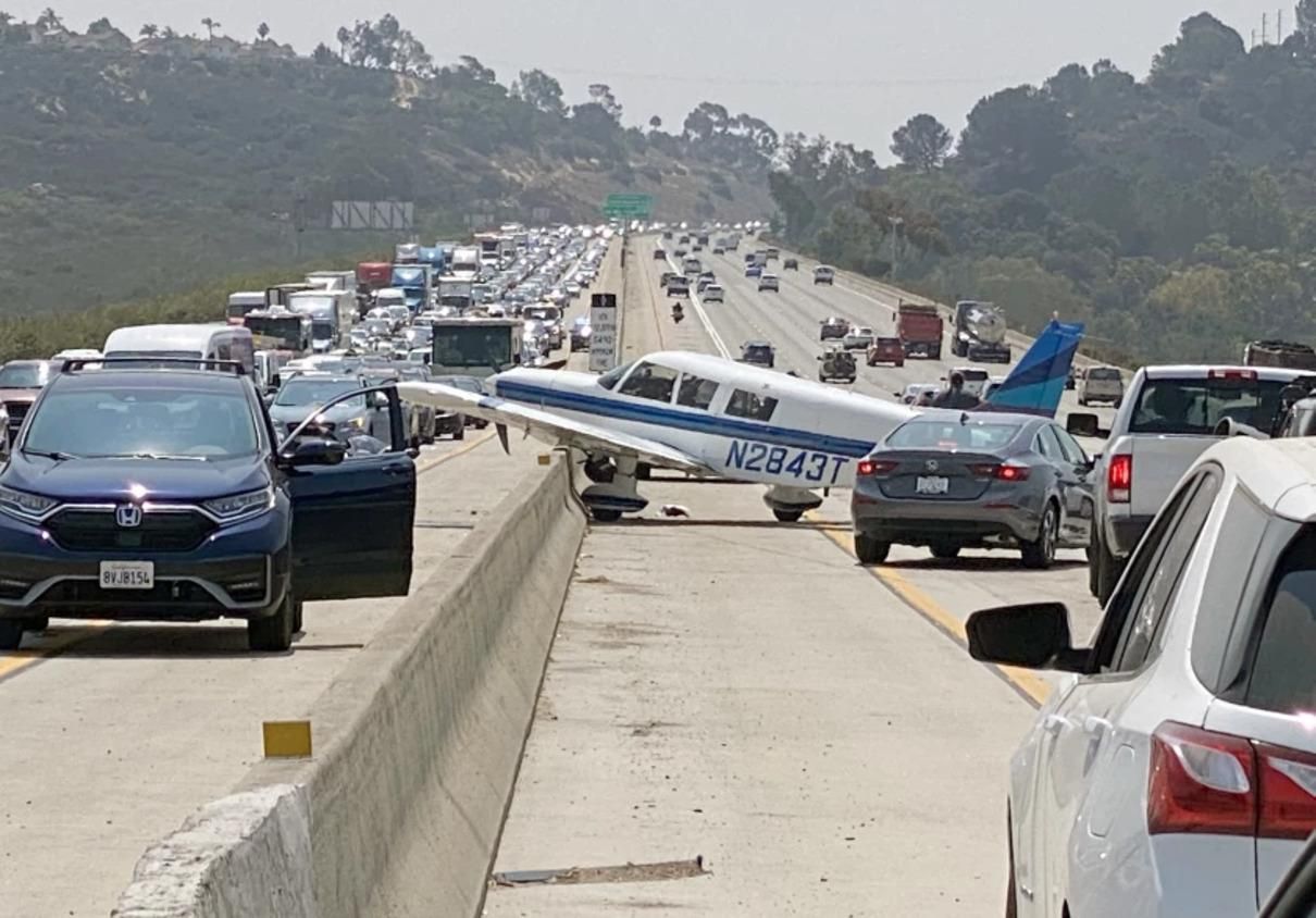 У Каліфорнії легкомоторний літак приземлився прямо на завантажену трасу: відео екстреної посадки - 24 Канал У Каліфорнії легкомоторний літак приземлився прямо на завантажену трасу: відео екстреної посадки - 24 Канал