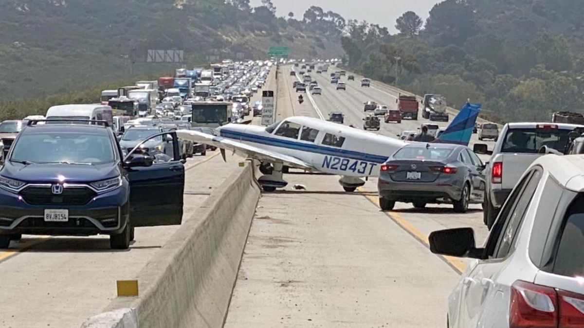 В Калифорнии легкомоторный самолет сел прямо на загруженную трассу: видео экстренной посадки
