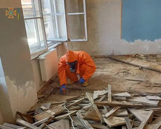 У Львові під час ремонту школи знайшли розлиту ртуть: фото з місця події