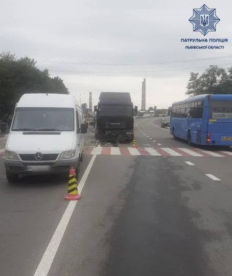 На трасі Київ – Чоп зіштовхнулись вантажівка та 3 легковики: пішохід потрапив у лікарню На трасі Київ – Чоп зіштовхнулись вантажівка та 3 легковики: пішохід потрапив у лікарню
