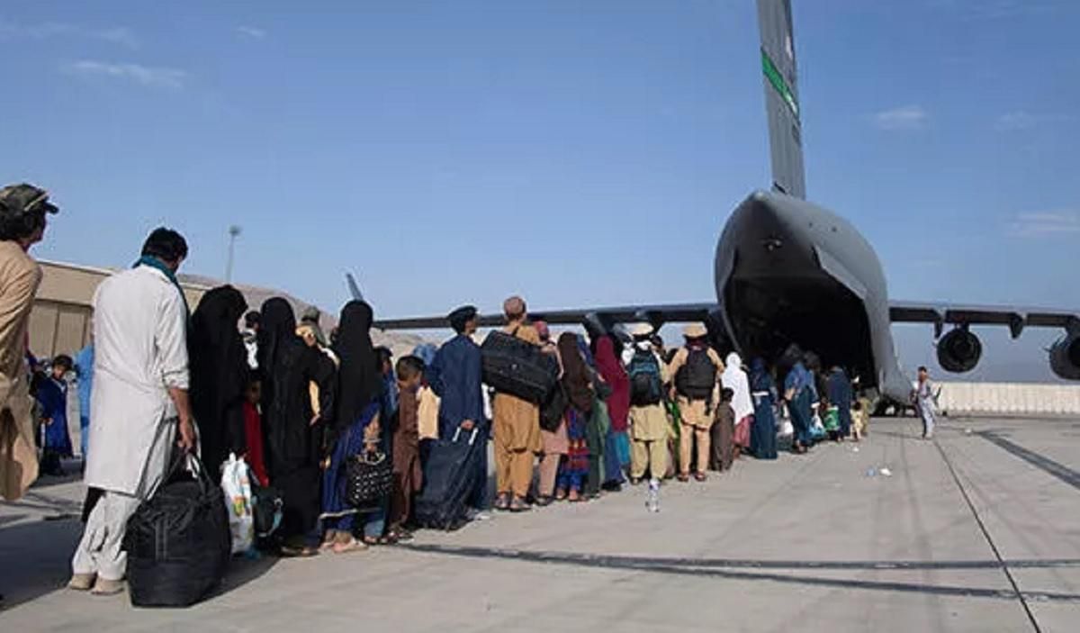 В аеропорту Кабула після жахливих терактів відновили евакуаційні рейси - 24 Канал