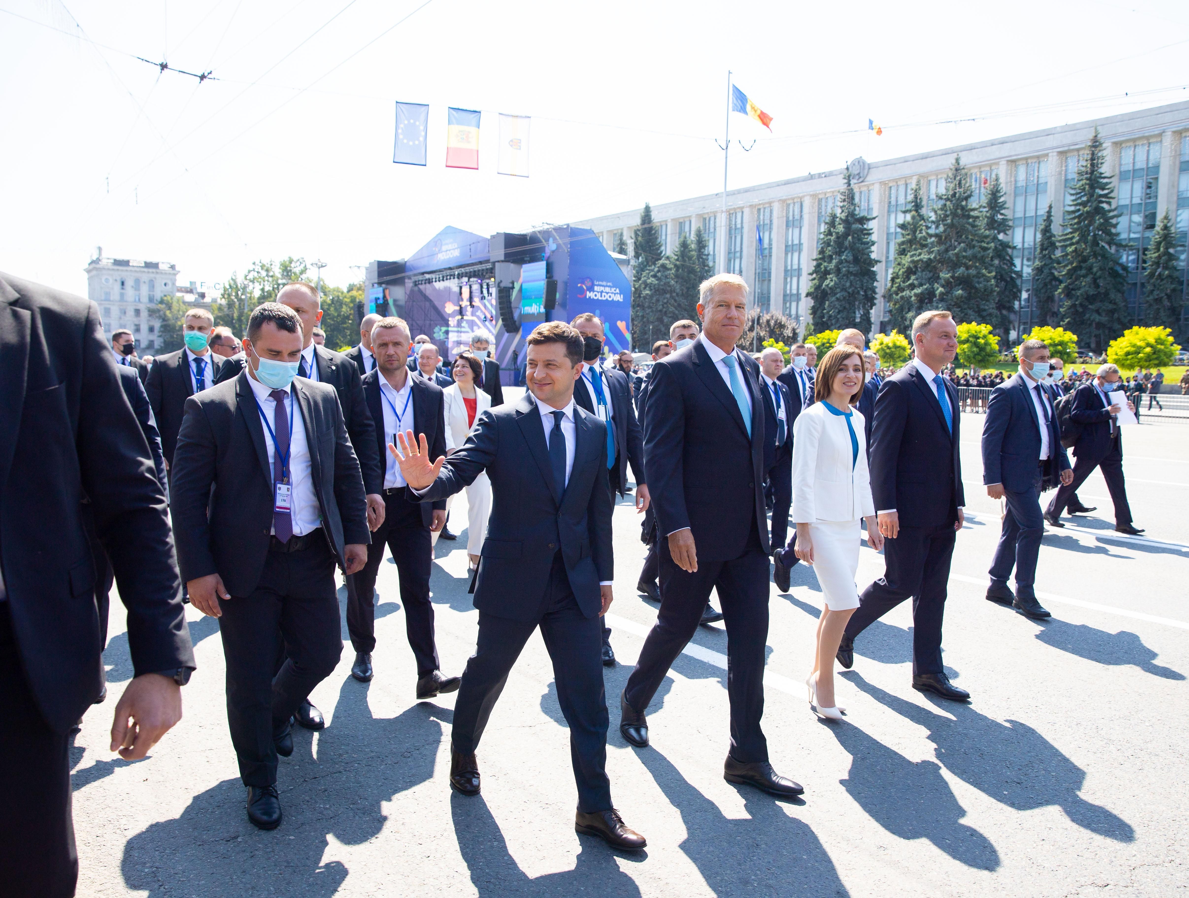 Зеленский и Шмигаль таки приняли участие в военном параде в Кишиневе: яркие фото