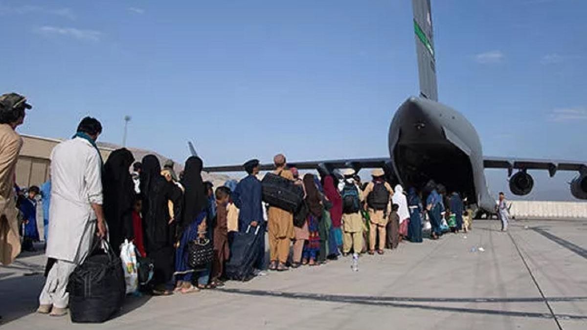 В аэропорту Кабула после ужасных терактов восстановили эвакуационные рейсы