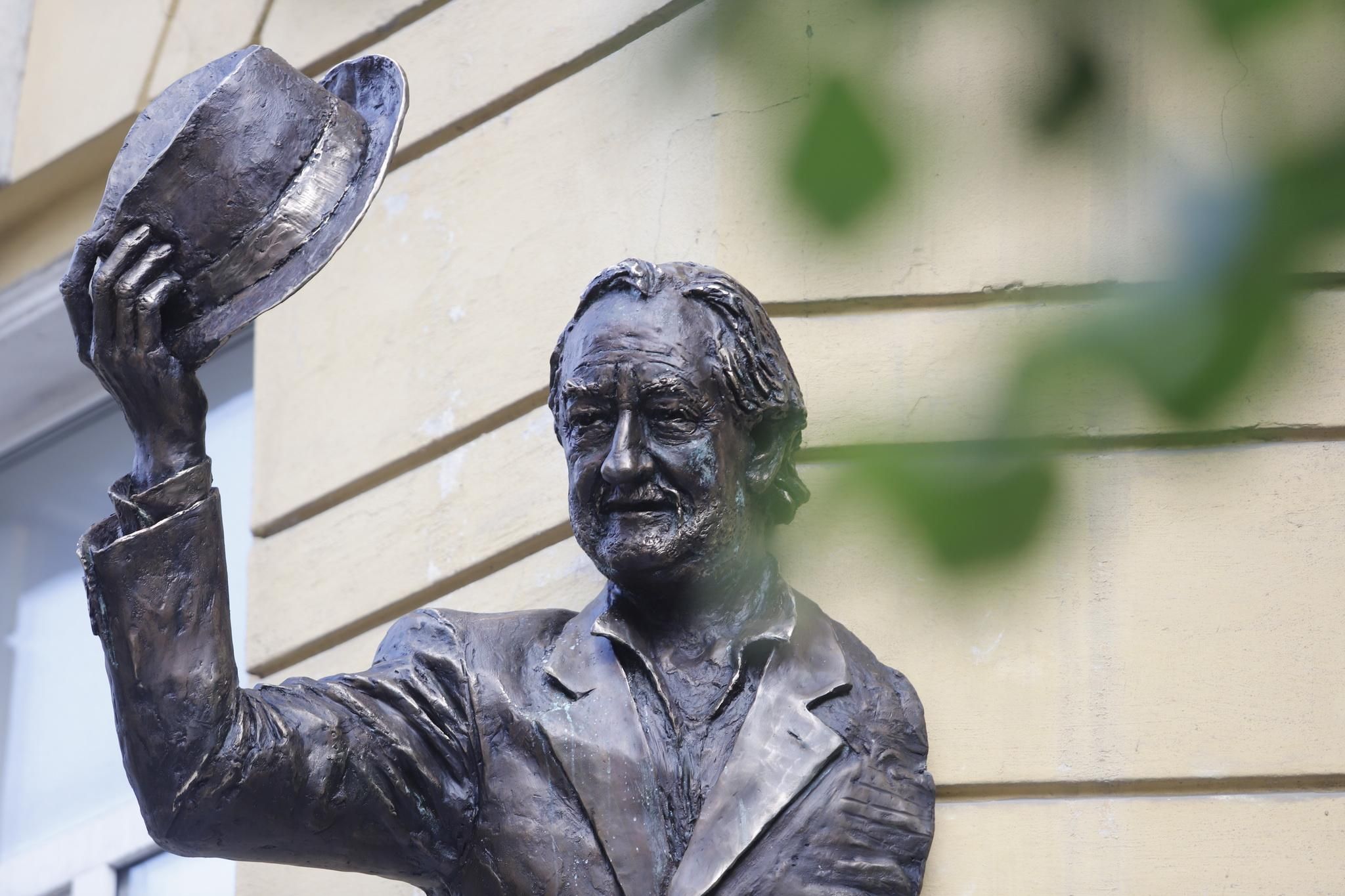 В Киеве открыли горельеф Богдана Ступки: выдающемуся актеру было бы 80 лет В Киеве открыли горельеф Богдана Ступки: выдающемуся актеру было бы 80 лет