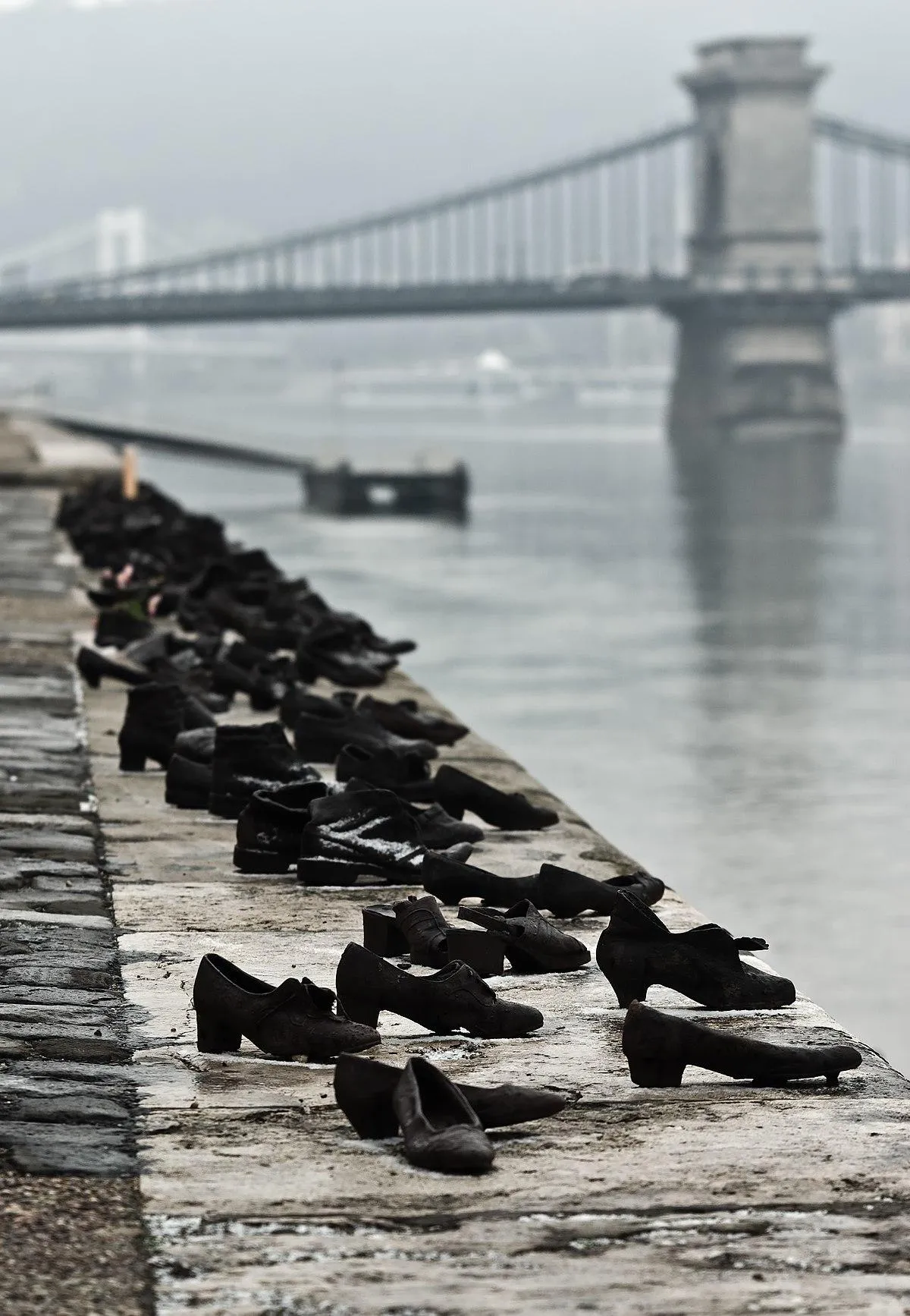 Меморіал Взуття на річці Дунай у Будапешті