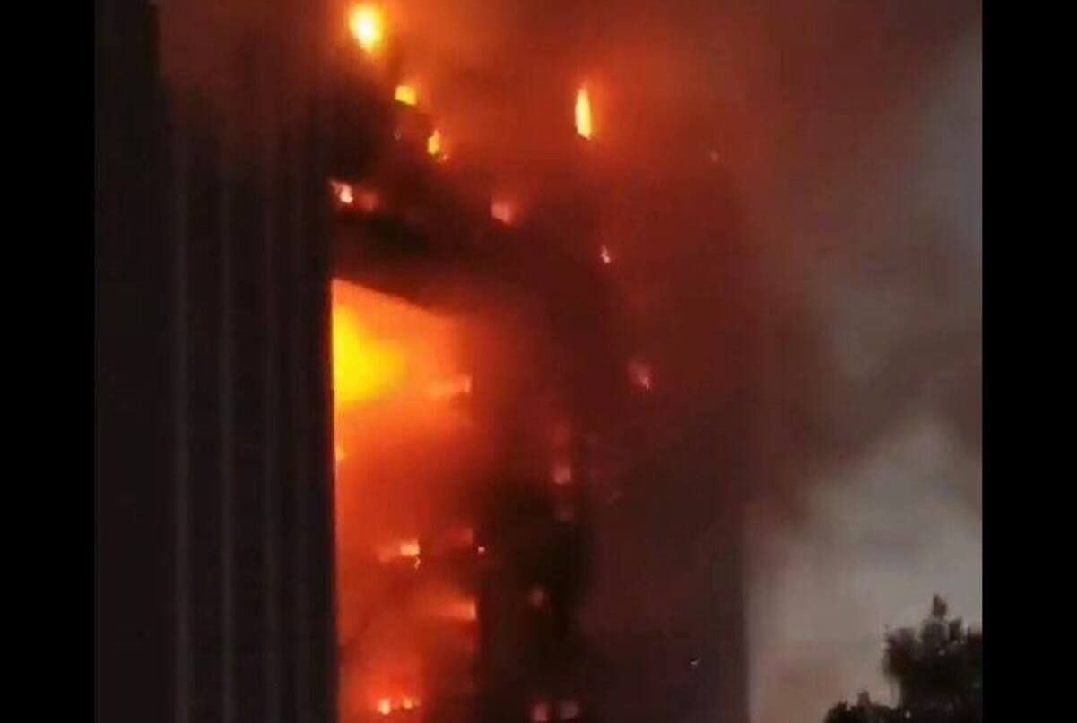 Вогонь охопив майже всю будівлю: у Китаї спалахнув хмарочос – моторошне відео - 24 Канал