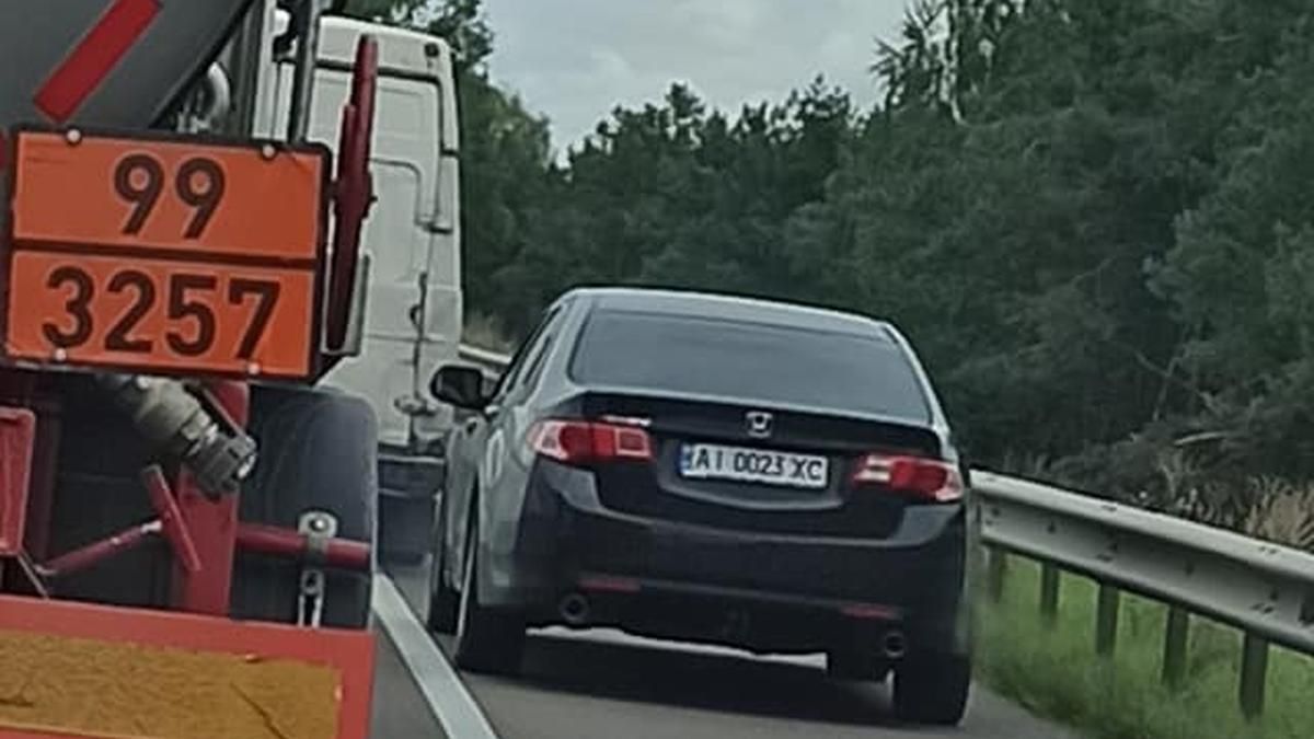 У Києві водій хотів об'їхати затор та стріляв по мікроавтобусу - Київ У Києві водій хотів об'їхати затор та стріляв по мікроавтобусу - Київ