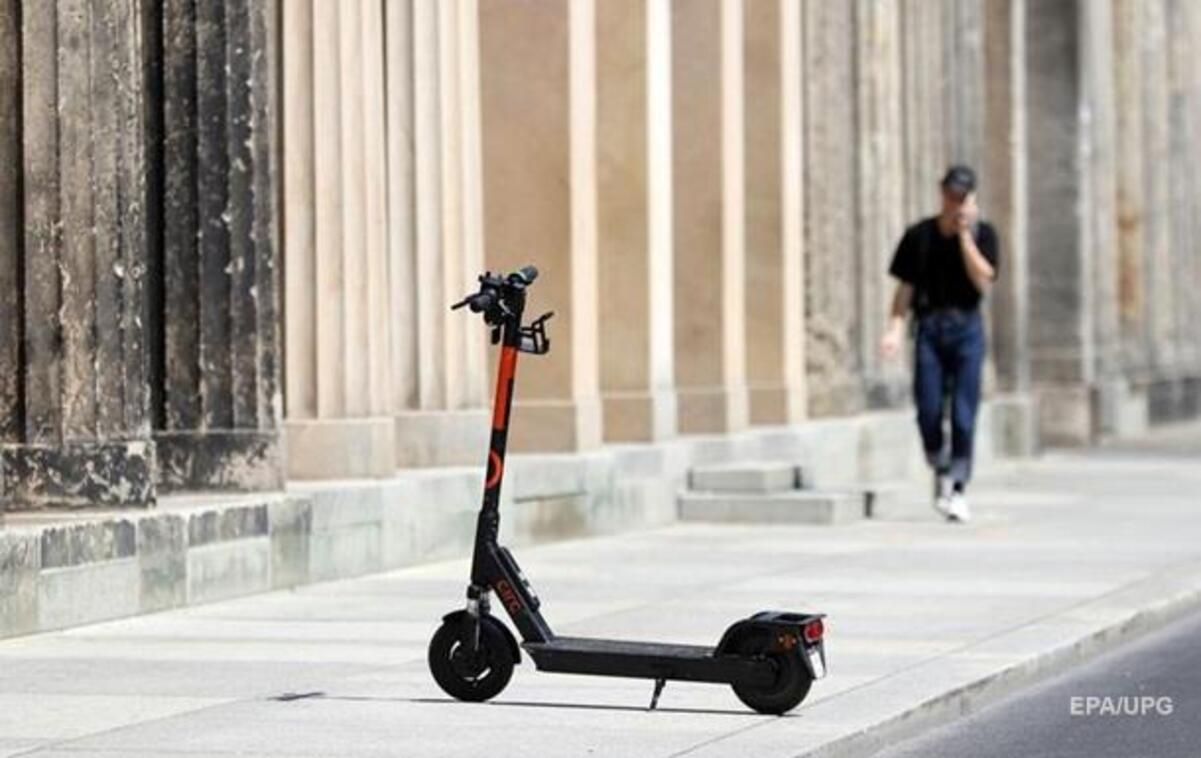 В Луцке девушка на электросамокате сбила 4-летнего ребенка В Луцке девушка на электросамокате сбила 4-летнего ребенка