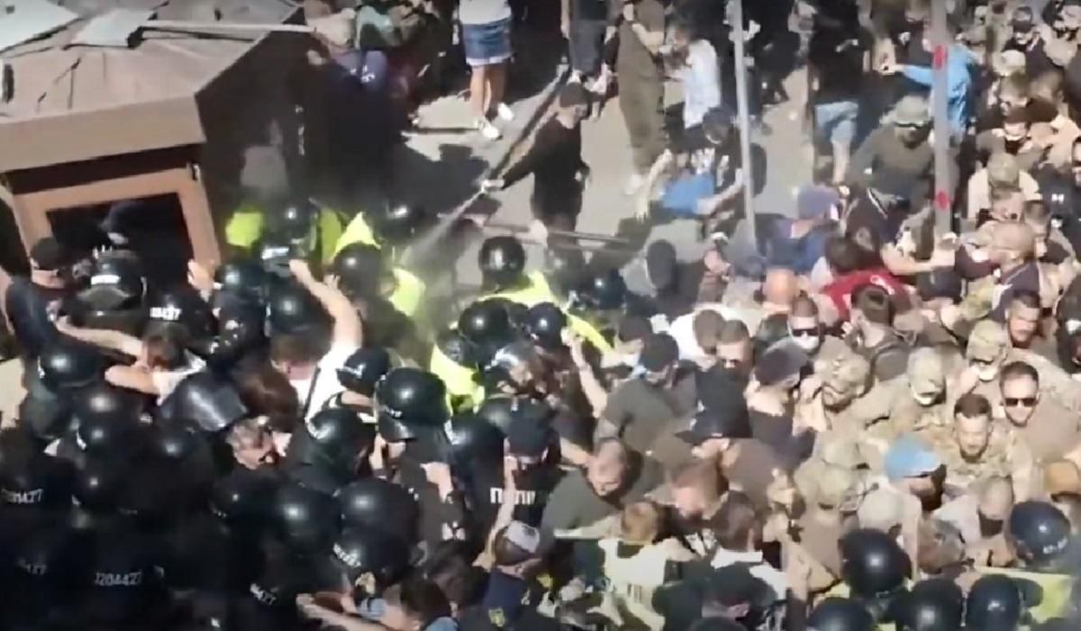 Загрожує до 7 років ув'язнення: двом учасникам мітингу на Банковій повідомили про підозру - Україна новини - 24 Канал