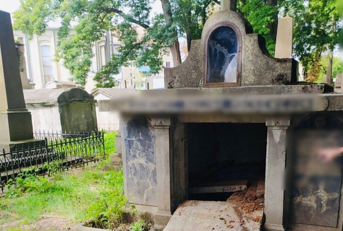 На Прикарпатті підлітки розтрощили могили на кладовищі і зняли це на відео - Новини Івано-Франківська - 24 Канал