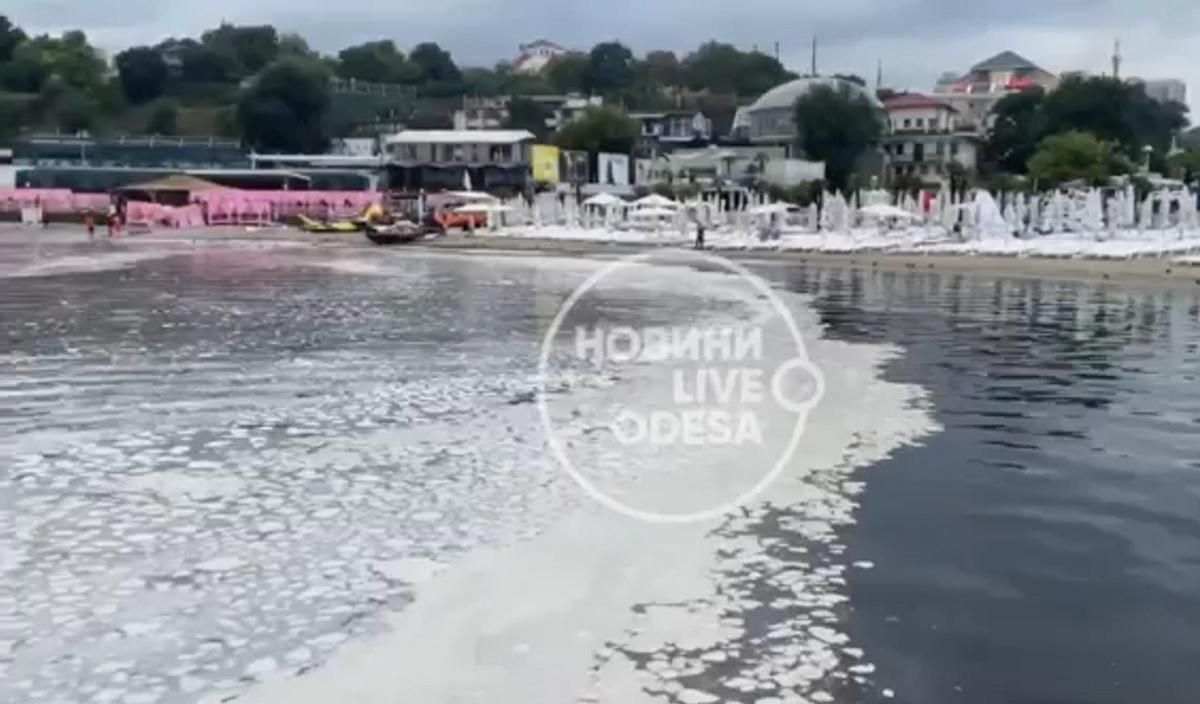 Почему море в Одессе покрылось белой вонючей пеной: ответ экологов