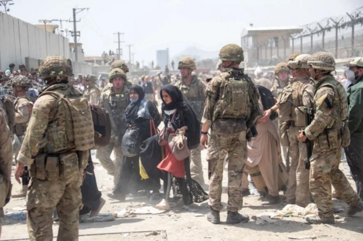 США начали выводить военных из аэропорта Кабула
