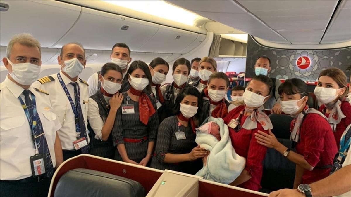 Афганка народила на борту літака під час евакуації: неймовірні фото з малюком - 24 Канал