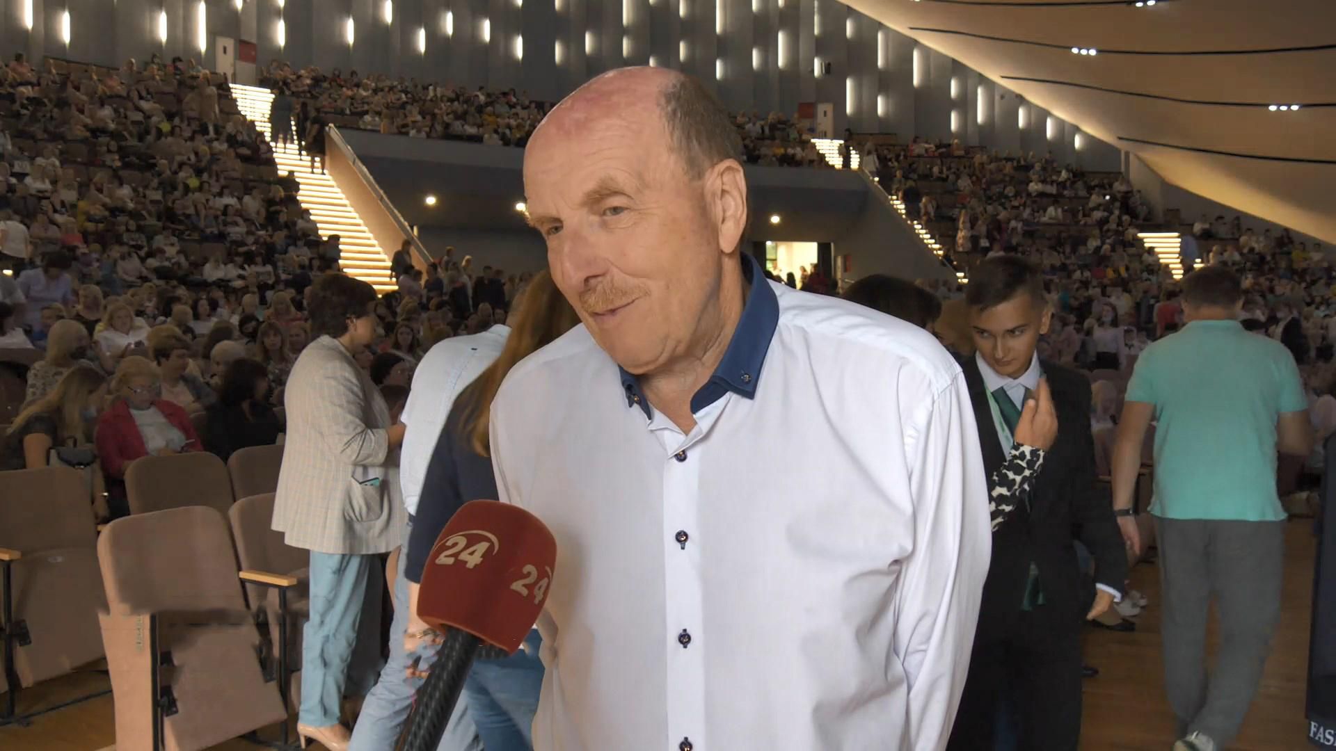 Проводили уроки навіть в сквері, – вчитель фізики з Харкова, якого визнали Героєм України - Новини Харкова - Освіта Проводили уроки навіть в сквері, – вчитель фізики з Харкова, якого визнали Героєм України - Новини Харкова - Освіта