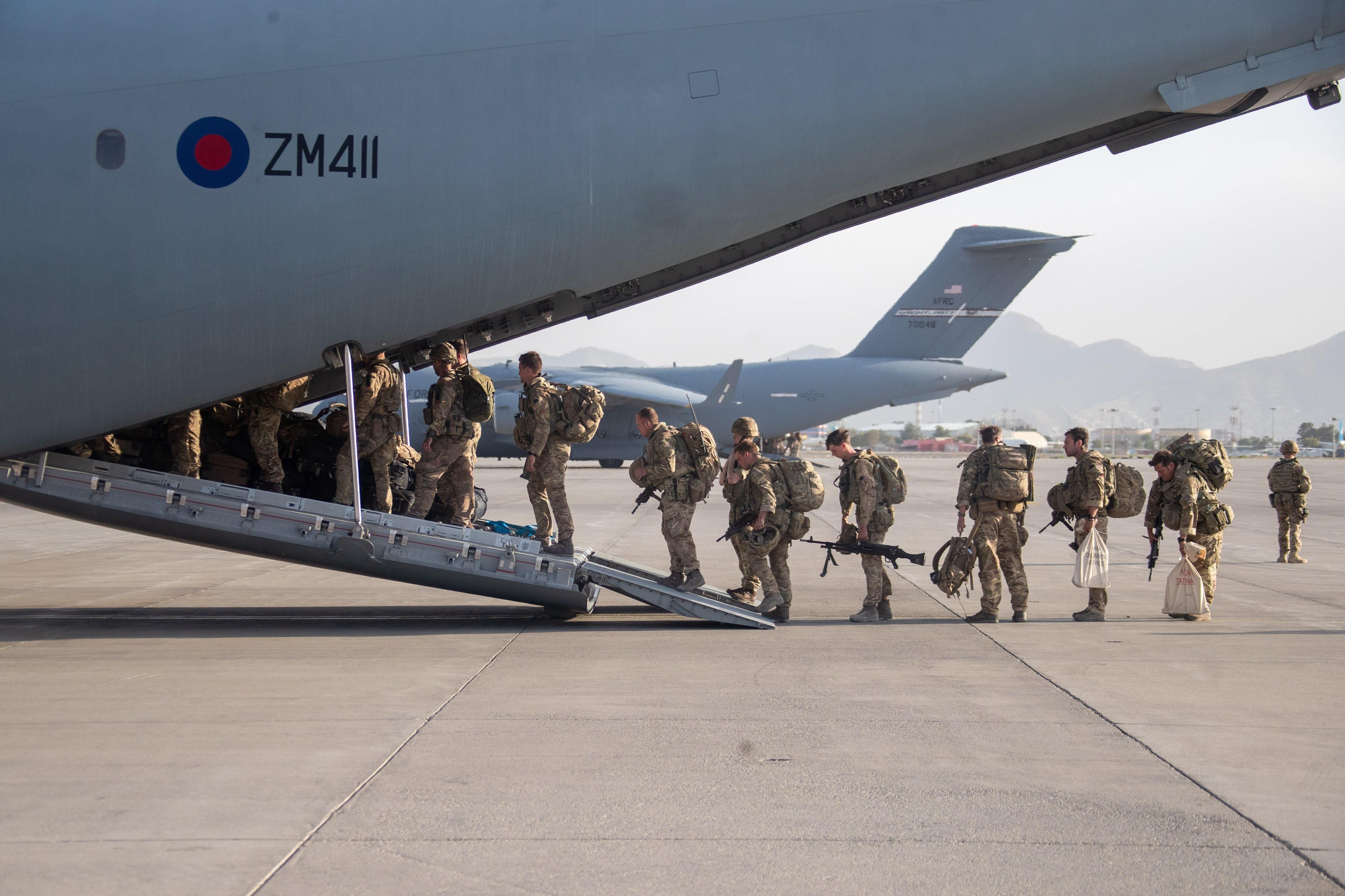 Останні британські війська вивели з Афганістану, США – на завершальному етапі - 24 Канал Останні британські війська вивели з Афганістану, США – на завершальному етапі - 24 Канал