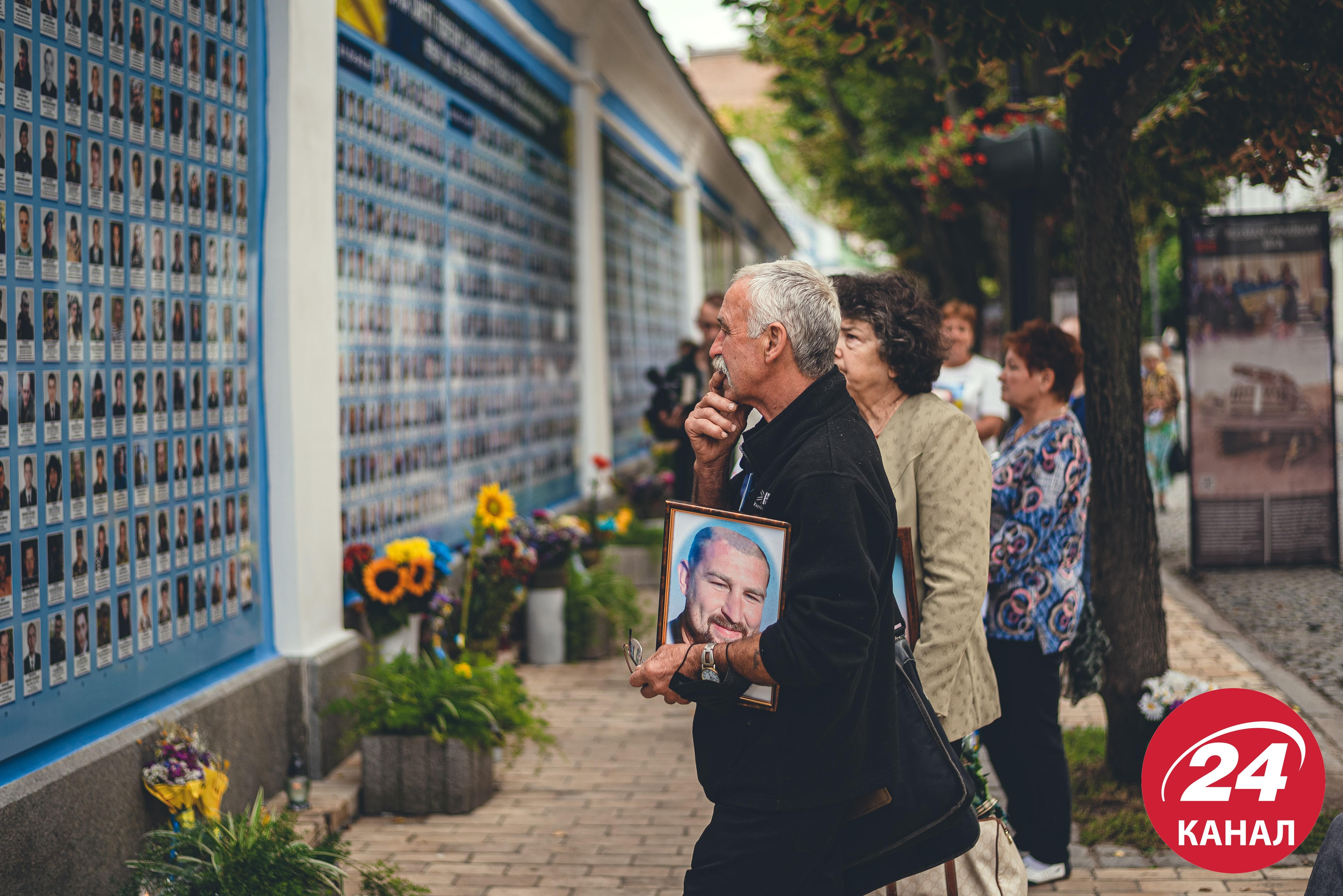 Украина чтит память своих защитников: что происходит в разных городах